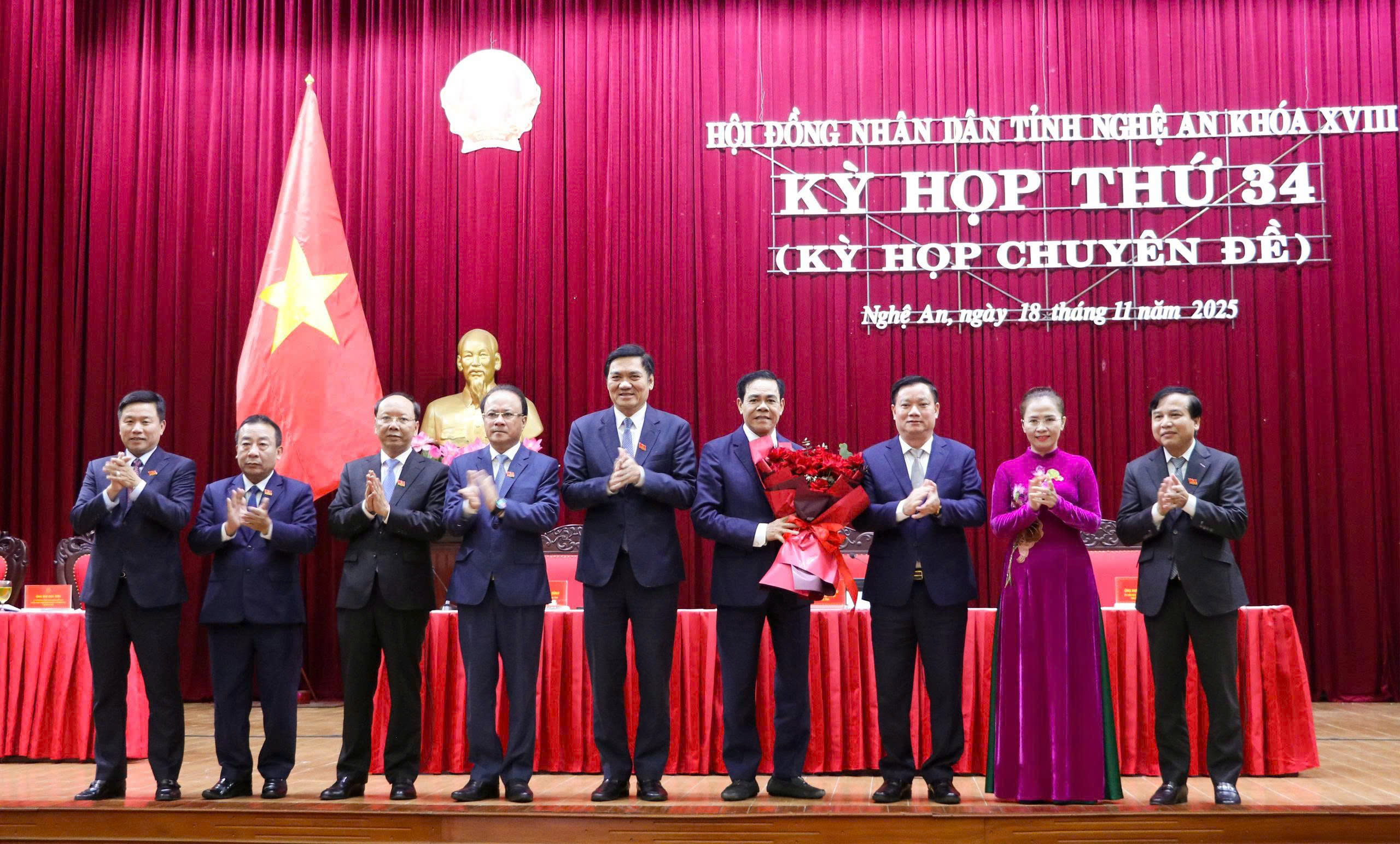 Ban Thường vụ Tỉnh uỷ Nghệ An tặng hoa chúc mừng ông Võ Trọng Hải