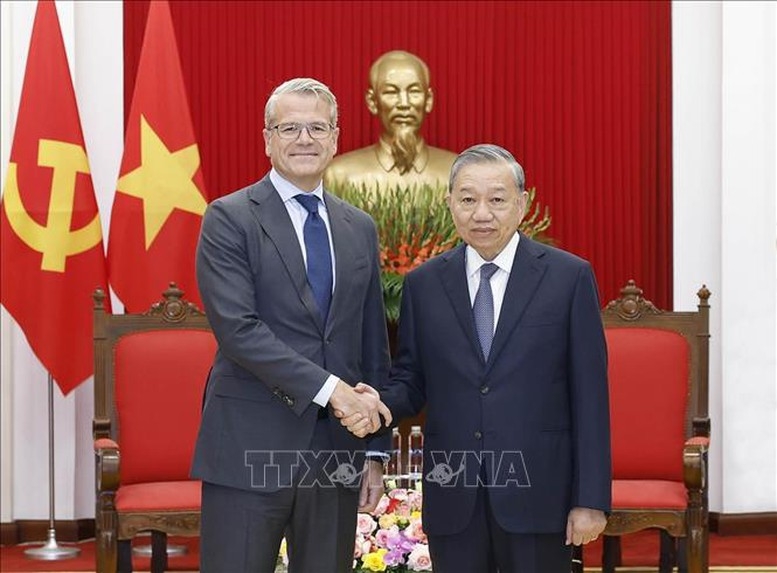 Tổng Bí thư Tô Lâm tiếp ông Vincent Clerc, Tổng giám đốc toàn cầu Tập đoàn A.P. Moller-Maersk của Đan Mạch - Ảnh: TTXVN