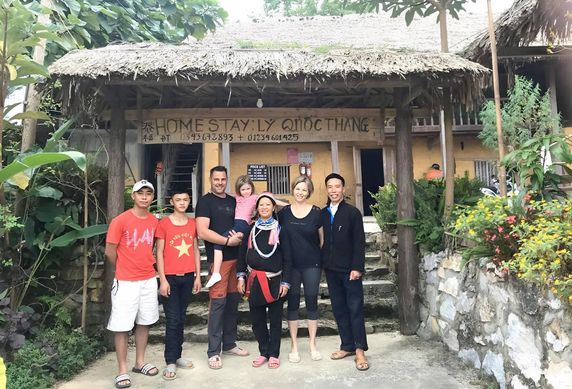 Du khách nước ngoài lưu trú tại một homestay ở Nặm Đăm.