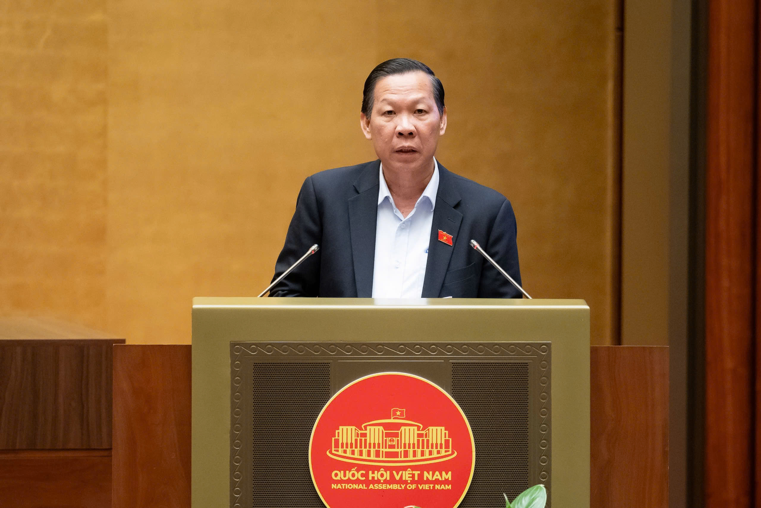 Chủ nhiệm Uỷ ban Kinh tế và Tài chính Phan Văn Mãi thẩm tra dự án Nghị quyết.