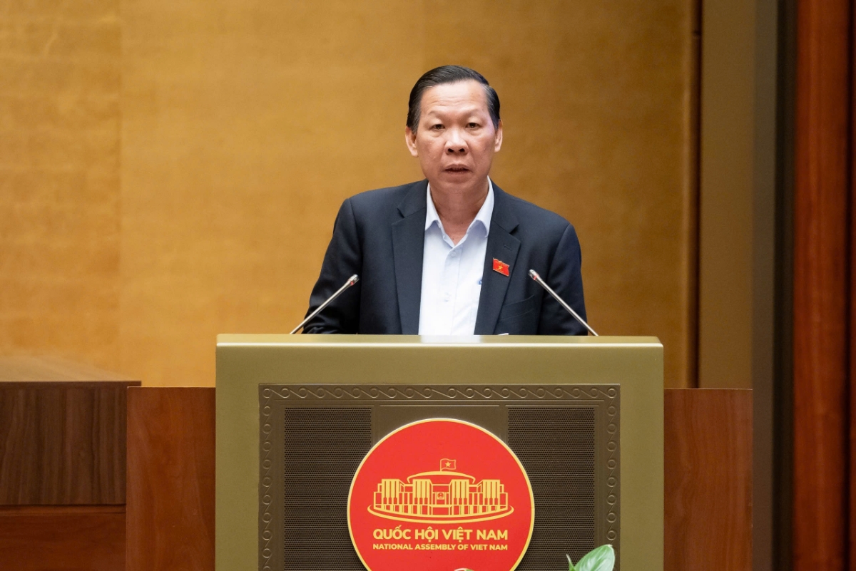 Chủ nhiệm Uỷ ban Kinh tế và Tài chính Phan Văn Mãi thẩm tra&nbsp;dự án Nghị quyết.