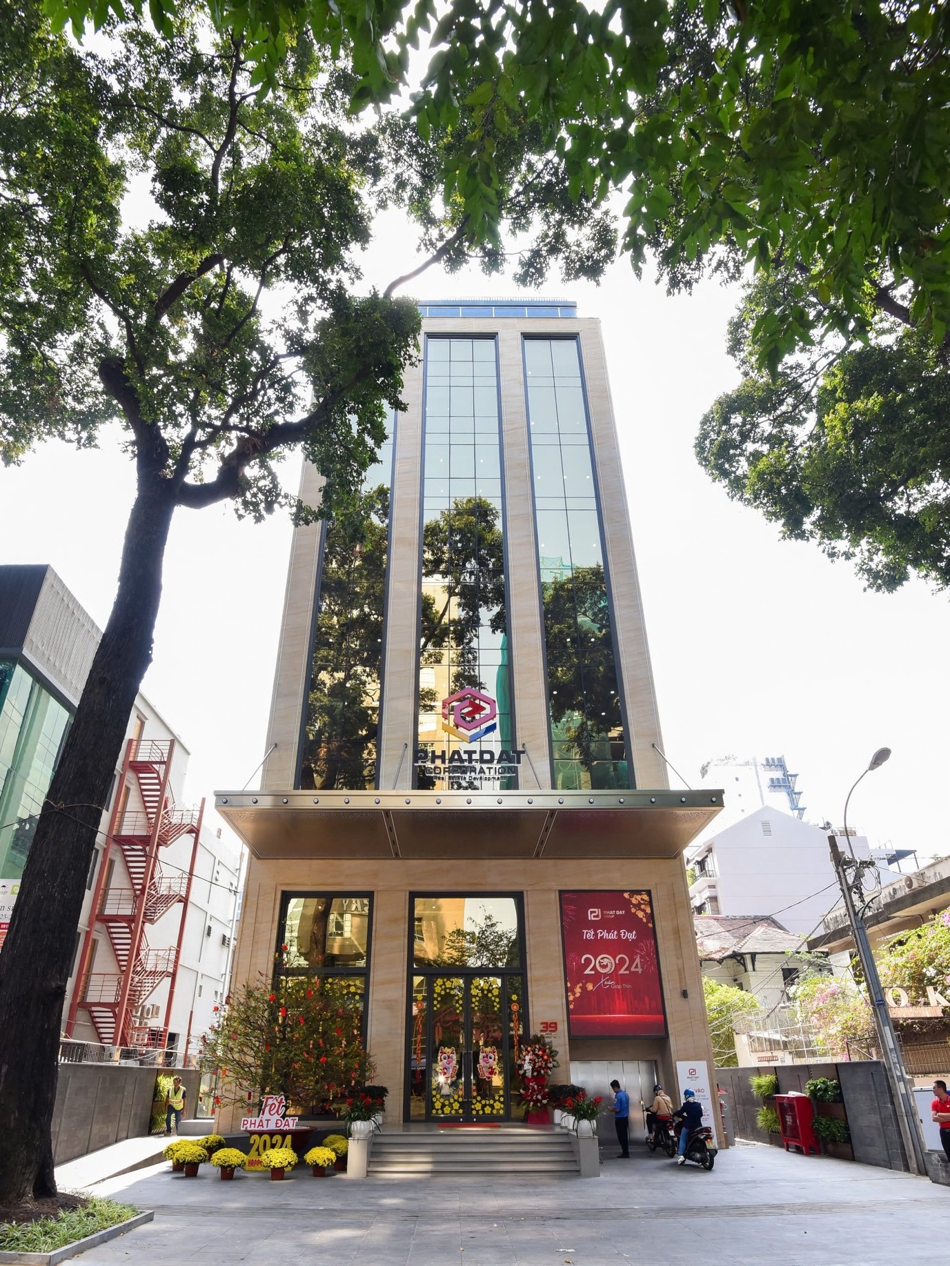 Tòa nhà trụ sở chính của Phát Đạt tại trung tâm TP.HCM – 39 Phạm Ngọc Thạch, phường Xuân Hòa.
