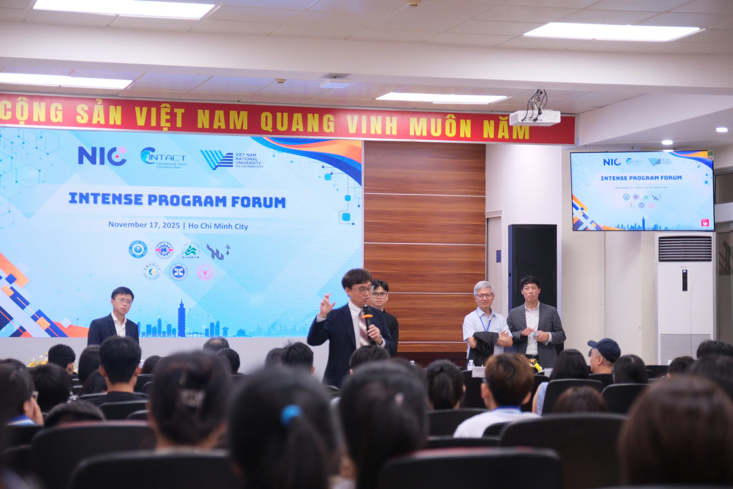 Chương trình Giới thiệu Học bổng INTENSE Đài Loan 2025” được tổ chức tại Trường Đại học Khoa học Tự nhiên, Đại học Quốc gia Thành phố Hồ Chí Minh vào ngày 17/11. 