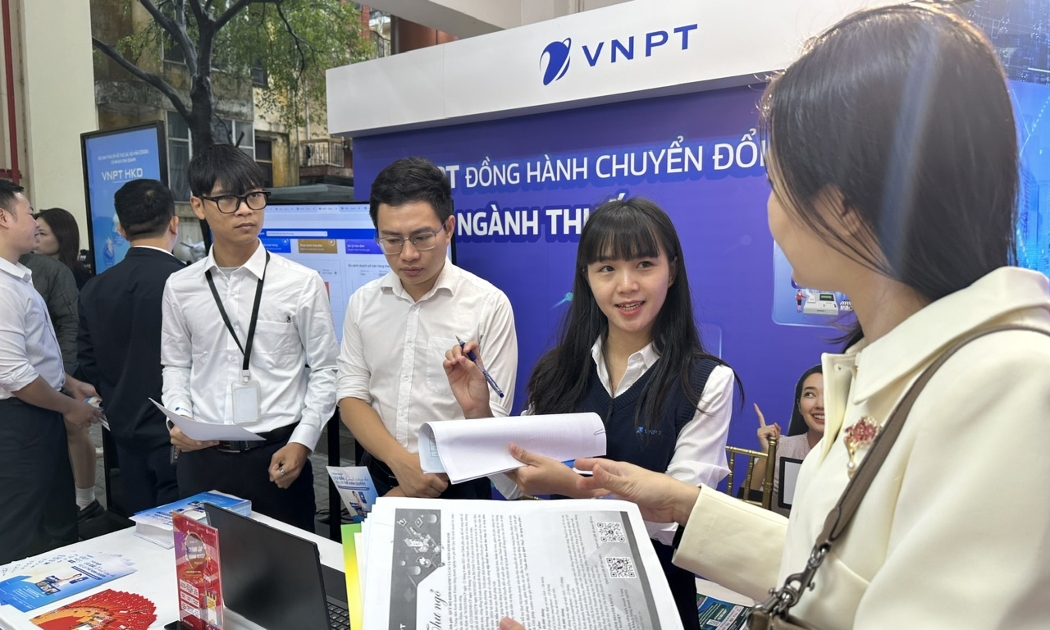 Nhân viên VNPT hướng dẫn hộ kinh doanh sử dụng VNPT HKD tại Hà Nội.