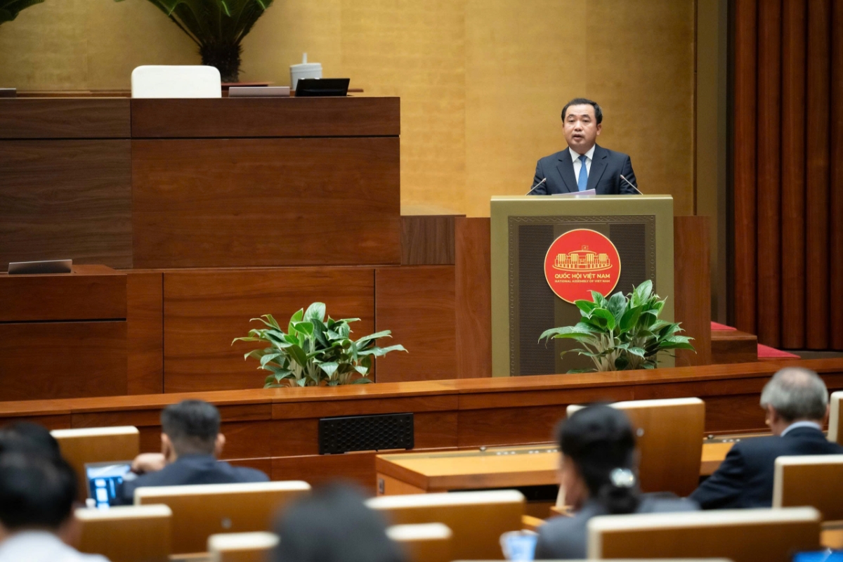 Bộ trưởng Nông nghiệp và Môi trường Trần Đức Thắng trình Quốc hội dự thảo Nghị quyết về một số cơ chế, chính sách tháo gỡ khó khăn, vướng mắc trong tổ chức thi hành Luật Đất đai.