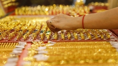 Domestic gold prices drop sharply following global trend