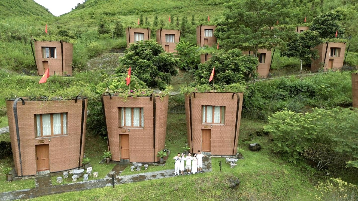 H’Mong Village cũng là một trong bảy cơ sở đầu tiên ở Việt Nam đạt nhãn Du lịch Xanh Vita Green.