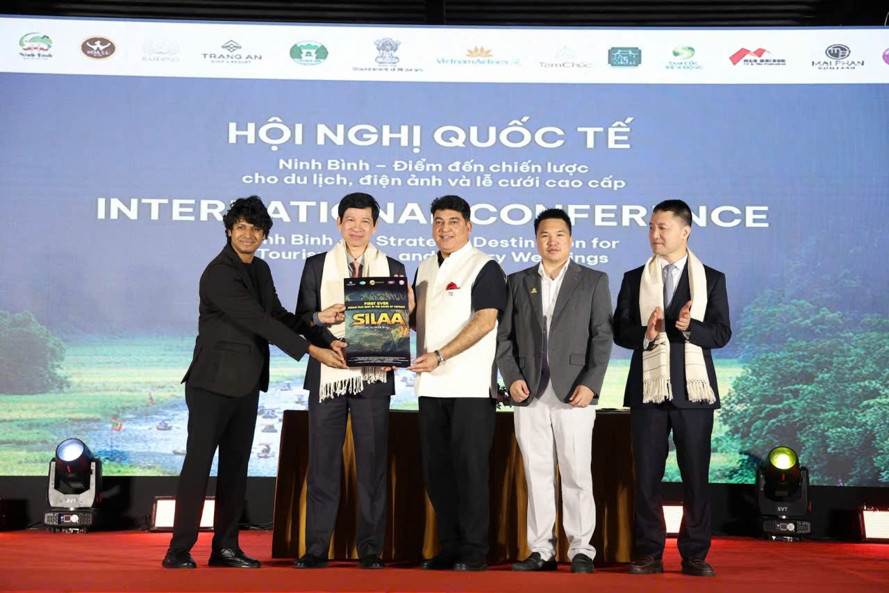 Các đơn vị kí kết hợp tác và tặng quà lưu niệm tại sự kiện.