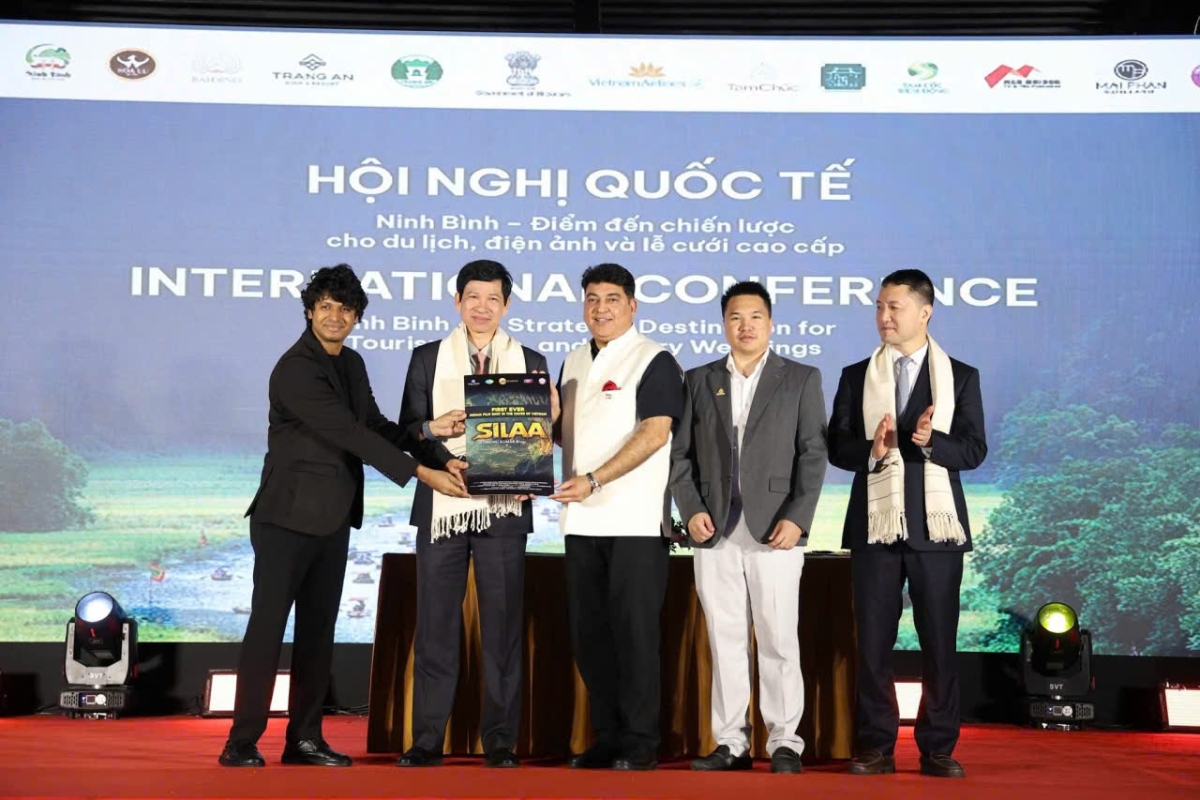 Các đơn vị kí kết hợp tác và tặng quà lưu niệm tại sự kiện.