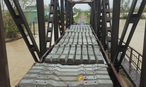 Mưa lớn gây sự cố tại cầu Luật Lễ, đường sắt phải tạm ngừng nhiều đoàn tàu