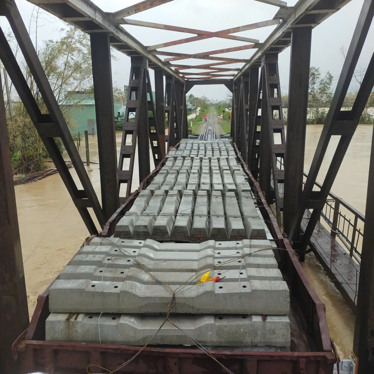 Ngành đường sắt điều khẩn cấp tàu để tăng ổn định cho nhịp cầu trong điều kiện nước lũ dâng cao. Ảnh: VNR cung cấp.