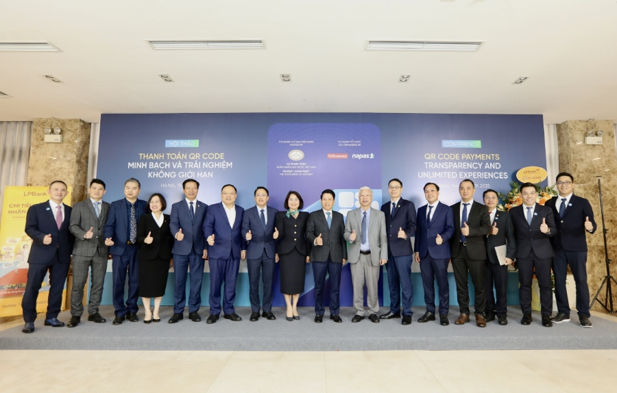 Các đại biểu cùng Ban tổ chức chụp ảnh lưu niệm trước khi tham dự các sự kiện chính trong khuôn khổ toạ đàm.