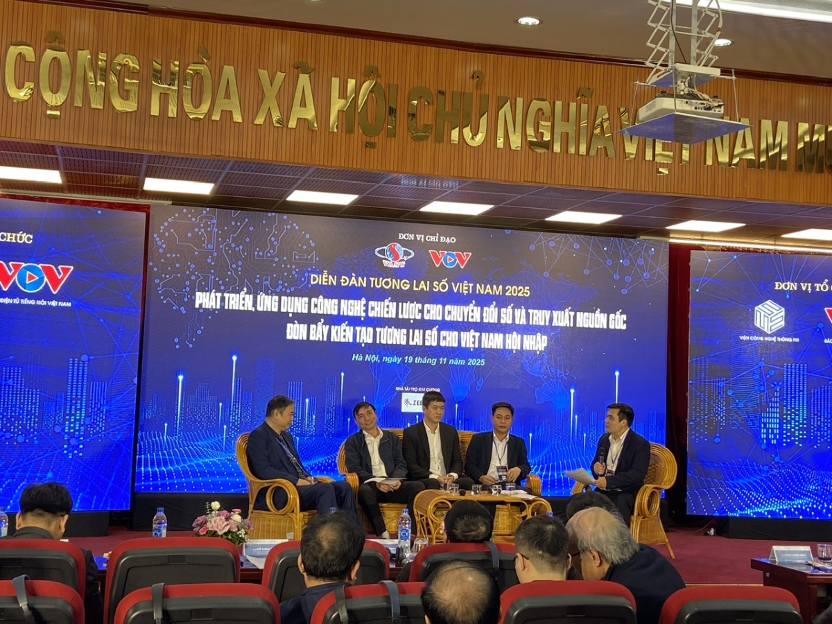 Các diễn giả trao đổi tại diễn đàn.