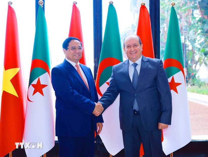 Thủ tướng Algeria Sifi Ghrieb đón Thủ tướng Phạm Minh Chính. Ảnh: TTXVN.