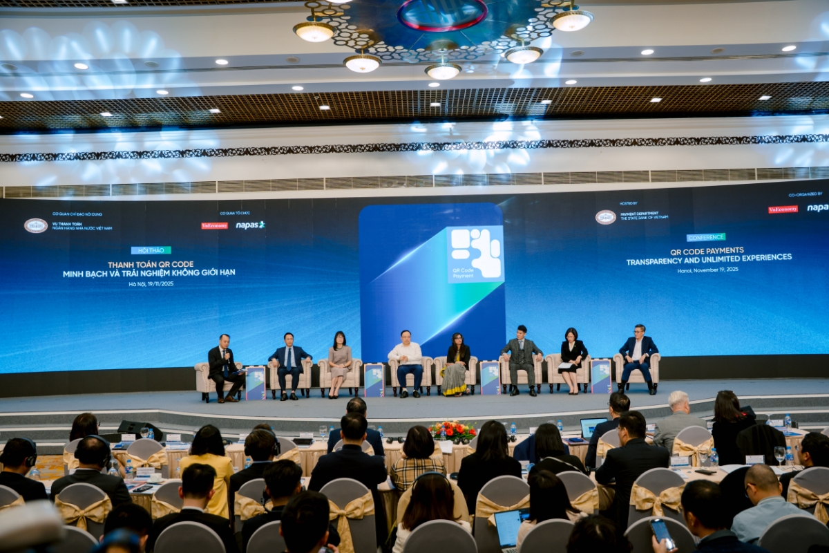 Cuối hội thảo là phiên thảo luận bàn tròn. Các khách mời tập trung mổ xẻ một cách sâu sắc những vấn đề hết sức nổi cộm đối với phương thức thanh toán không tiền mặt nói chung, hình thức QR Code nói riêng. Các diễn giả đều nhận định người dùng trong nước và quốc tế đến Việt Nam sẽ được trải nghiệm hình thức thanh toán hiện đại, văn minh một cách xuyên suốt, liền mạch và không bị giới hạn bởi thời gian, không gian và khoảng cách địa lý. Qua đó, góp phần thúc đẩy phát triển kinh tế - xã hội, tạo nên diện mạo đất nước để bước vào một kỷ nguyên mới, “Kỷ nguyên vươn mình” như mong muốn của Đảng và Nhà nước.