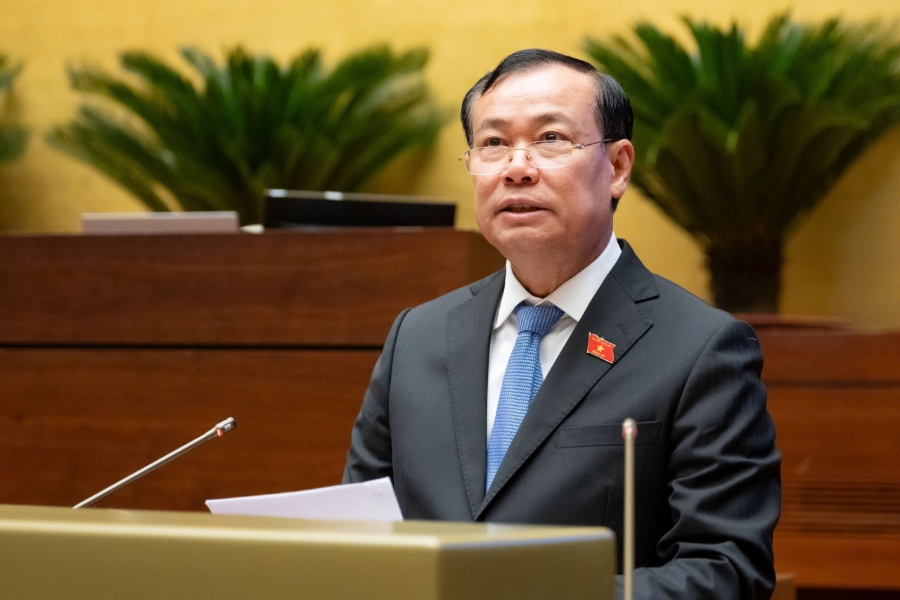 Chủ nhiệm Ủy ban Quốc phòng, An ninh và Đối ngoại, Thượng tướng Lê Tấn Tới, trình bày Báo cáo tóm tắt thẩm tra dự án Nghị quyết của Quốc hội về một số cơ chế, chính sách đặc thù nhằm nâng cao hiệu quả công tác hội nhập quốc tế. Ảnh: Quốc hội