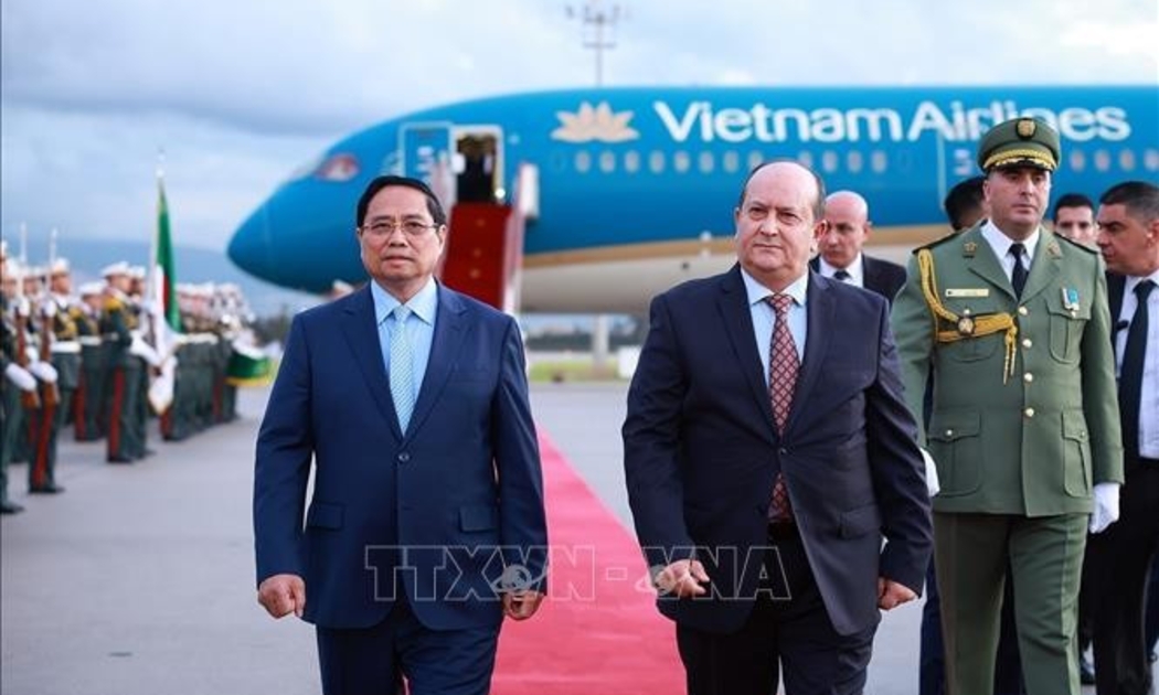 Thủ tướng Cộng hòa Algeria Dân chủ Nhân dân Sifi Ghrieb đón Thủ tướng Phạm Minh Chính tại sân bay quốc tế Houari Boumediene. Ảnh: TTXVN.