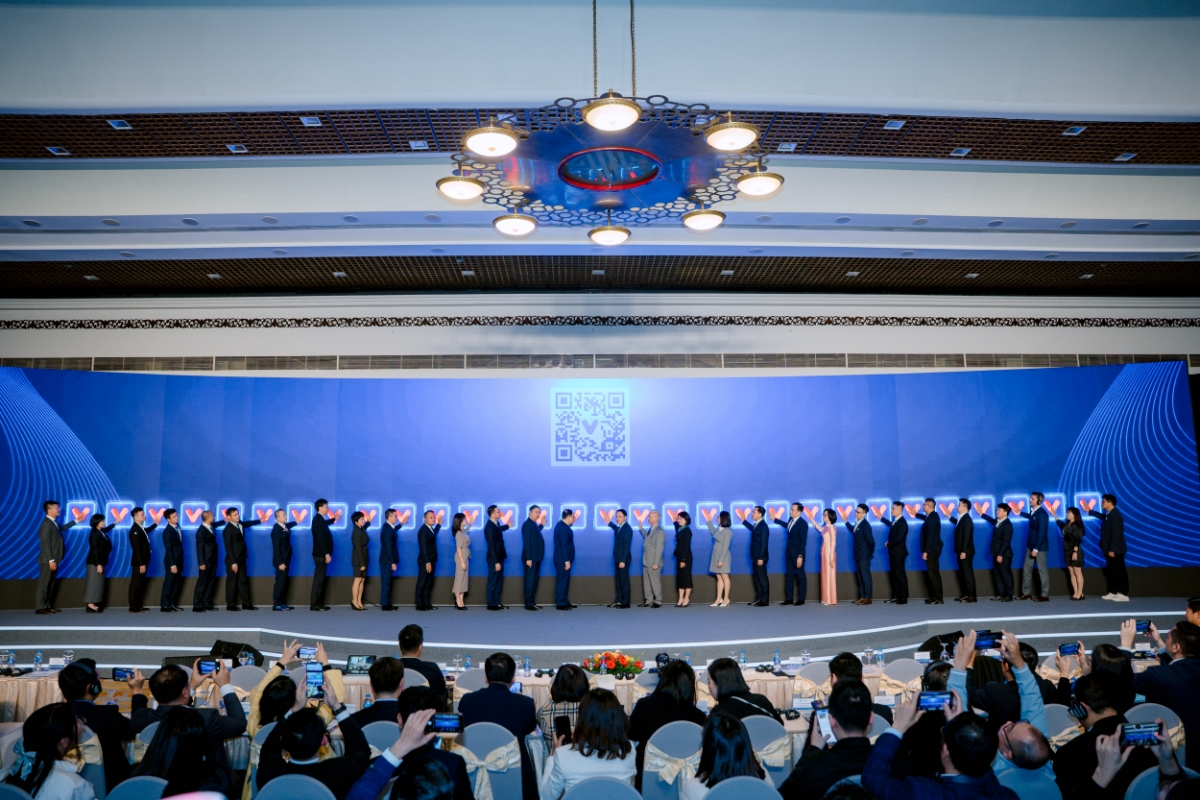 Sau 6 tham luận khái quát về bức tranh thanh toán QR Code tại Việt Nam và kinh nghiệm quốc tế, là&nbsp;Nghi thức cam kết của 30 ngân hàng và trung gian thanh toán cùng thể hiện tinh thần chung tay với NAPAS phát triển thị trường thanh toán nội địa và xuyên biên giới.