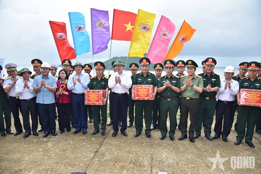 Tổng Bí thư Tô Lâm cùng đoàn công tác tặng quà các đơn vị đang thi công 2 công trình trọng điểm trên địa bàn Hòn Khoai, xã Đất Mũi, tỉnh Cà Mau. Ảnh: QĐND