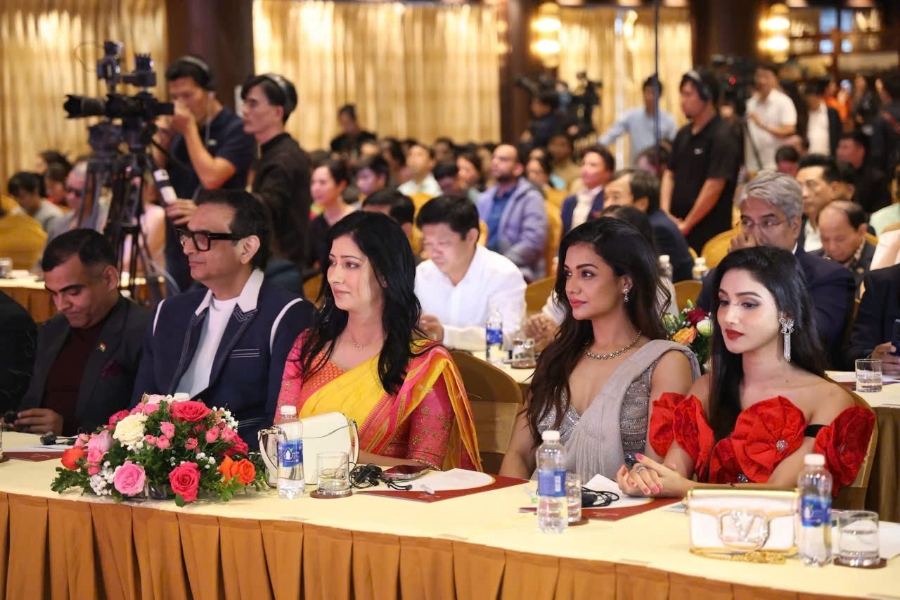 Các ngôi sao Bollywood tham dự sự kiện