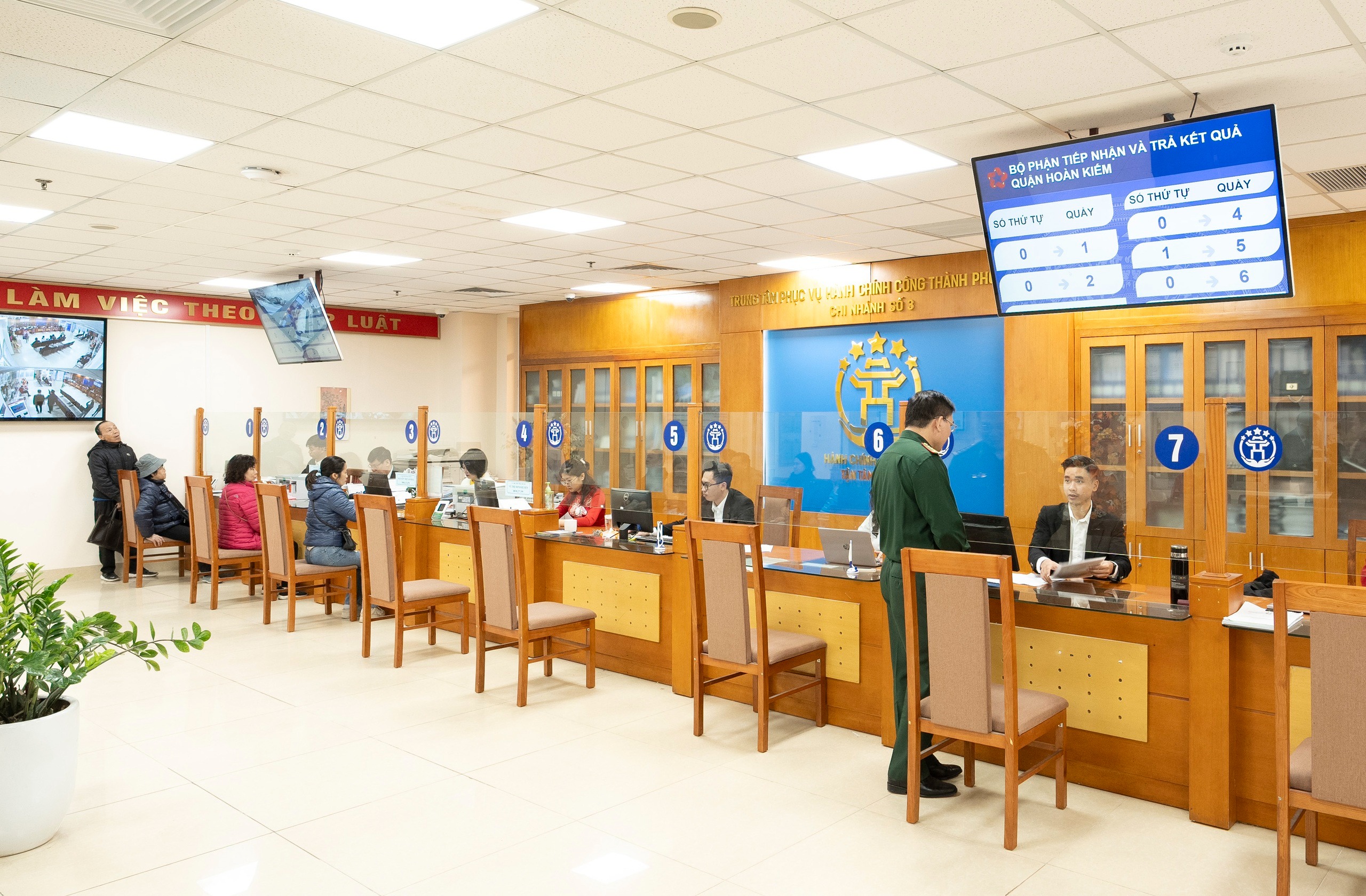 Từ nay đến ngày 30/11, người dân và doanh nghiệp có thể nộp hồ sơ tại các chi nhánh hoặc điểm dịch vụ của Trung tâm Phục vụ hành chính công Hà Nội. Ảnh minh họa