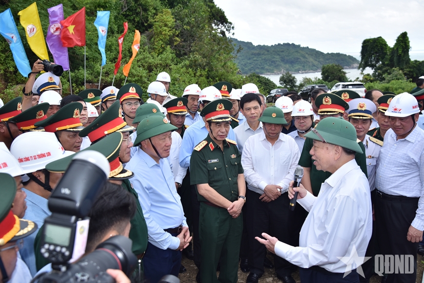 Tổng Bí thư Tô Lâm căn dặn và động viên các đơn vị thi công 2 công trình trọng điểm tại Hòn Khoai, tỉnh Cà Mau. Ảnh: QĐND