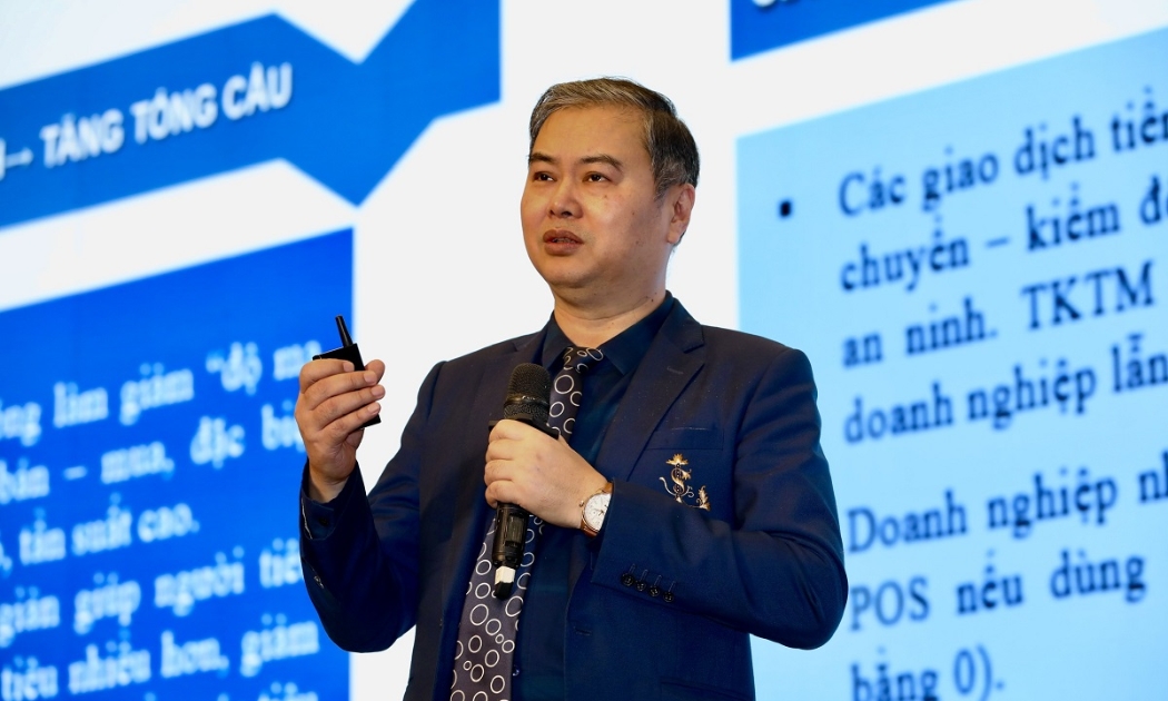 Ông Nguyễn Đức Lê chia sẻ về những tác động tích cực của thanh toán không dùng tiền mặt trong tiêu thụ hàng hoá và dịch vụ. Ảnh: Việt Dũng.