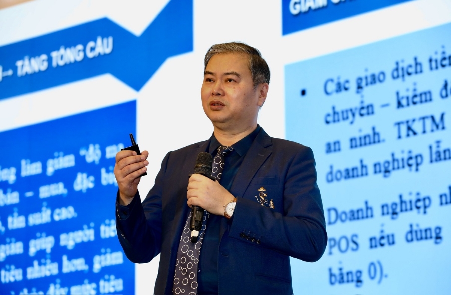 Ông Nguyễn Đức Lê chia sẻ về những tác động tích cực của thanh toán không dùng tiền mặt trong tiêu thụ hàng hoá và dịch vụ. Ảnh: Việt Dũng.