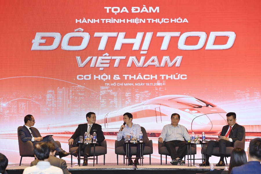 Các chuyên gia tại tọa đàm “Hành trình hiện thực hóa đô thị TOD Việt Nam: Cơ hội & Thách thức”, sáng 19/11.