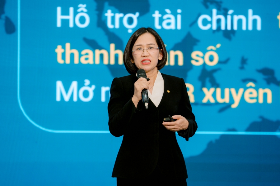 Bà Phan Thị Thanh Nhàn, Giám đốc Trung tâm Thẻ và Vận hành, Ngân hàng TMCP Đầu tư và Phát triển Việt Nam – BIDV với tham luận: “Thực trạng và biện pháp thúc đẩy phát triển mạng lưới chấp nhận thanh toán bằng mã Qr tại Việt Nam”.