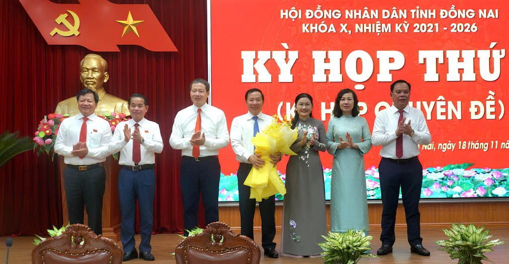 Lãnh đạo tỉnh Đồng Nai tặng hoa chúc mừng ông Nguyễn Văn Út 