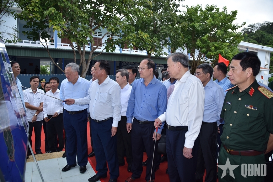 Tổng Bí thư Tô Lâm cùng đoàn công tác Trung ương đến thăm, làm việc với các đơn vị Quân đội đóng quân trên đảo và Đảng bộ, chính quyền tỉnh Cà Mau. Ảnh: QĐND