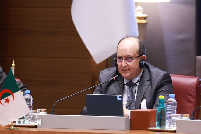 Thủ tướng Algeria Sifi Ghrieb phát biểu. Ảnh: TTXVN.