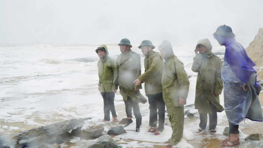 Sạt lở lan rộng, Huế siết chặt biện pháp bảo vệ dân cư ven sông, biển