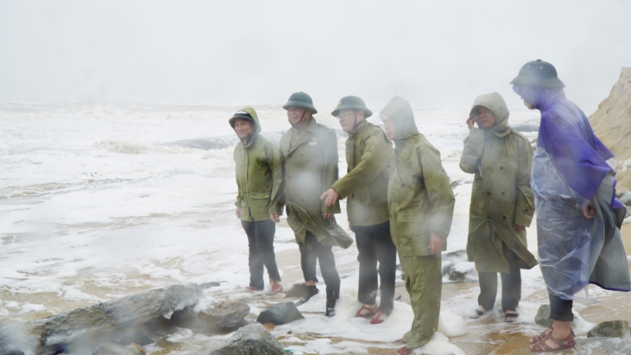 Đoàn công tác Bộ Nông nghiệp và Môi trường kiểm tra, chỉ đạo ứng phó và khắc phục hậu quả mưa lũ tại phường Thuận An

