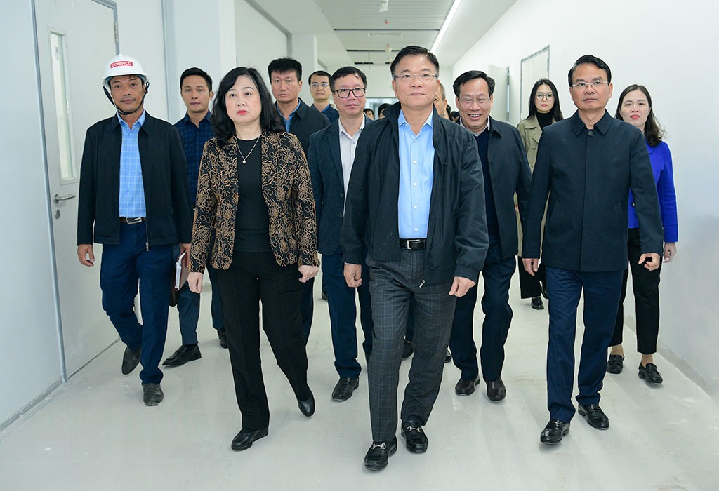 Phó Thủ tướng Chính phủ Lê Thành Long cùng đoàn công tác kiểm tra tiến độ dự án Bệnh viện Bạch Mai và Việt Đức cơ sở 2. Ảnh: Nguyễn Giang