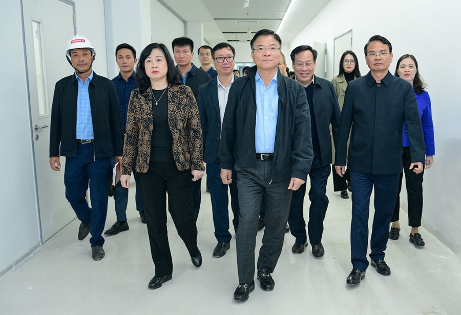 Phó Thủ tướng Chính phủ Lê Thành Long cùng đoàn công tác kiểm tra tiến độ dự án Bệnh viện Bạch Mai và Việt Đức cơ sở 2. Ảnh: Nguyễn Giang