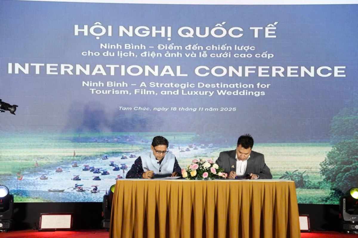 Kí kết hợp tác và tặng quà lưu niệm tại sự kiện