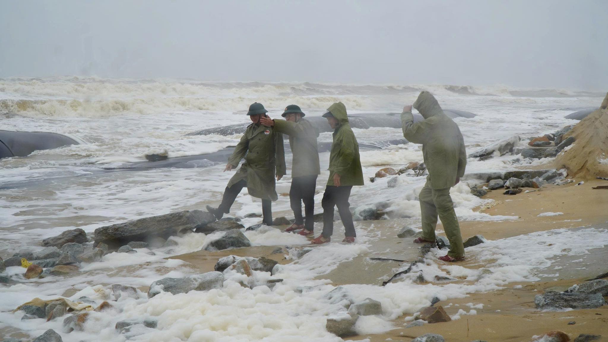 Sạt lở bờ biển ở Huế.