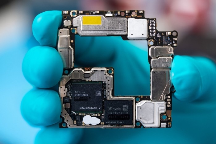 Các thành phần của điện thoại thông minh Huawei Mate X5, bao gồm chip Kirin 9000s do SMIC sản xuất tại Trung Quốc