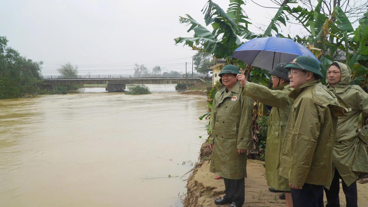 Thứ trưởng Võ Văn Hưng thị sát tại Khe Sanh, Quảng Trị.