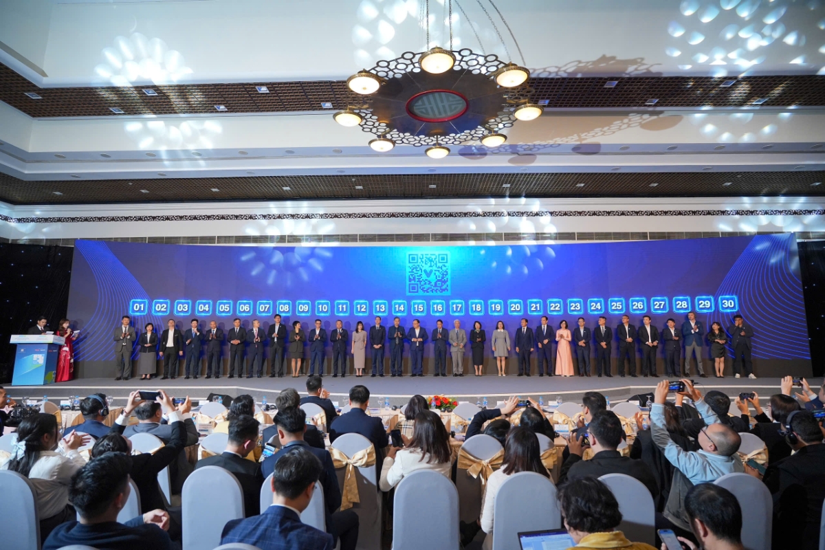 Lãnh đạo Vụ Thanh toán (Ngân hàng Nhà nước), Cục Thuế (Bộ Tài chính) và Cục Quản lý và Phát triển thị trường trong nước (Bộ Công Thương) cùng chứng kiến lễ 