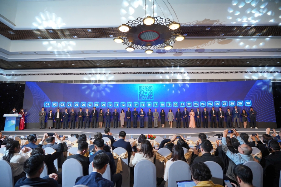 Lãnh đạo Vụ Thanh toán (Ngân hàng Nhà nước), Cục Thuế (Bộ Tài chính) và Cục Quản lý và Phát triển thị trường trong nước (Bộ Công Thương) cùng chứng kiến lễ 