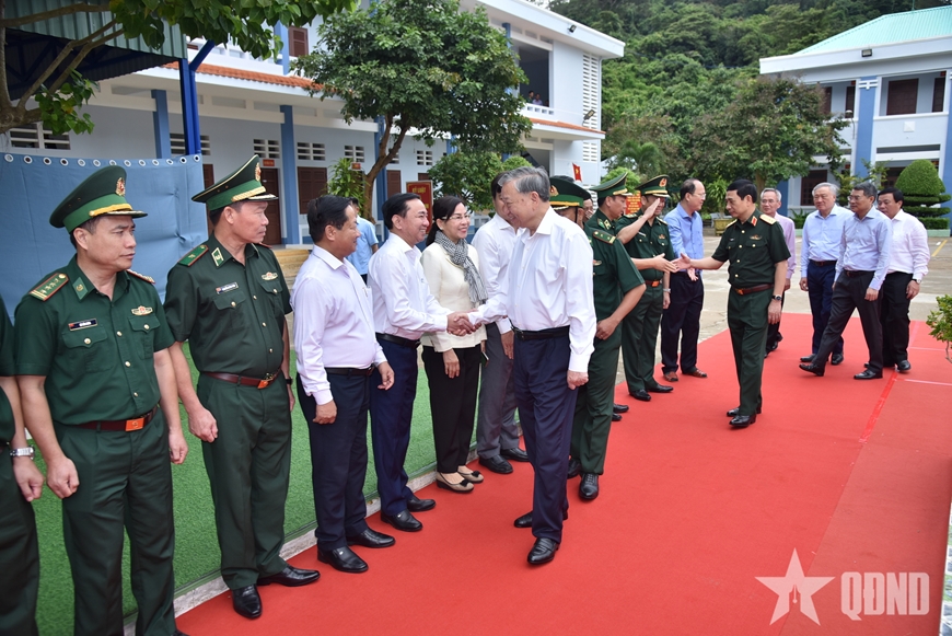 Tổng Bí thư Tô Lâm cùng đoàn công tác Trung ương đến thăm, làm việc với các đơn vị Quân đội đóng quân trên đảo Hòn Khoai và Đảng bộ, chính quyền tỉnh Cà Mau. Ảnh: QĐND