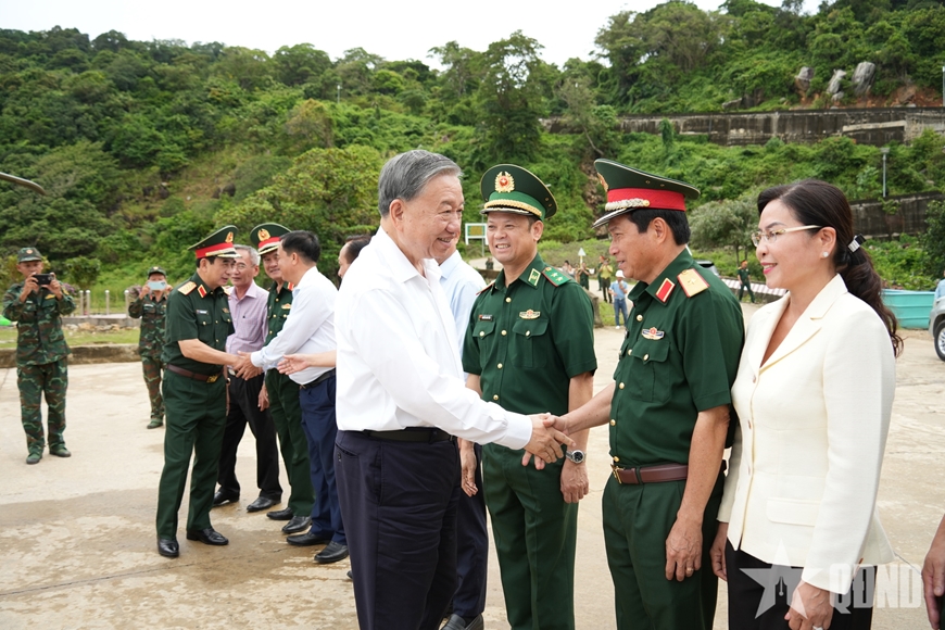 Tổng Bí thư Tô Lâm cùng đoàn công tác Trung ương đến thăm, làm việc với các đơn vị Quân đội đóng quân trên đảo và Đảng bộ, chính quyền tỉnh Cà Mau. Ảnh: QĐND