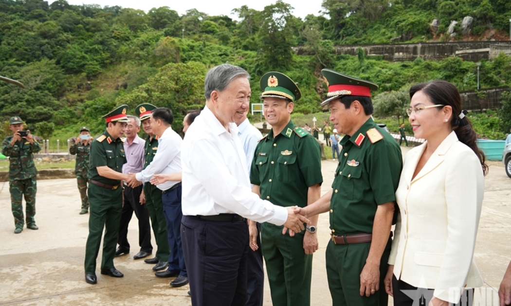 Tổng Bí thư Tô Lâm cùng đoàn công tác Trung ương đến thăm, làm việc với các đơn vị Quân đội đóng quân trên đảo và Đảng bộ, chính quyền tỉnh Cà Mau. Ảnh: QĐND