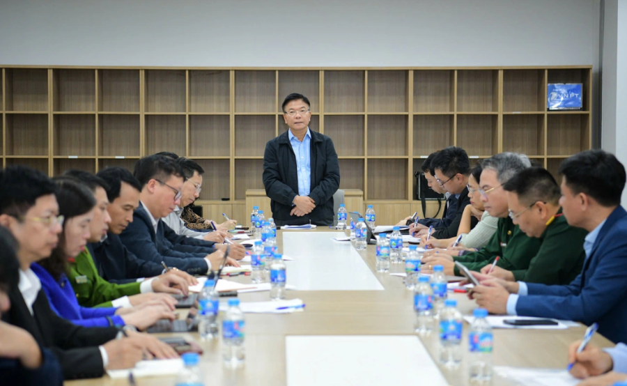 Phó Thủ tướng yêu cầu phần xây dựng cơ bản Bệnh viện Bạch Mai, Việt Đức cơ sở 2 hoàn thành trước 30/11 để cắt băng khánh thành. Ảnh: Thanh Bình