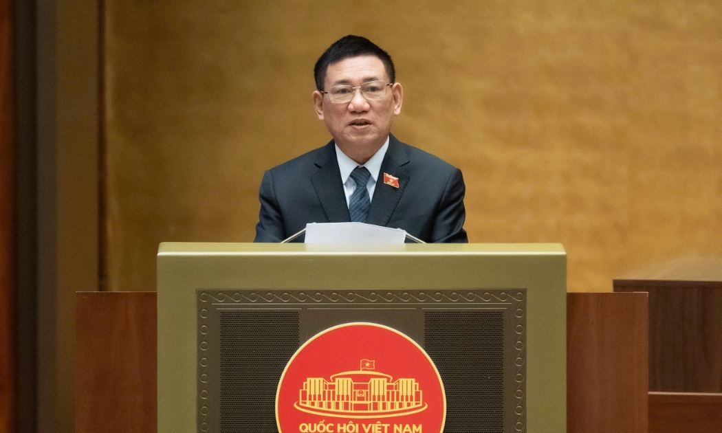 Phó Thủ tướng Hồ Đức Phớc trình bày Tờ trình tóm tắt về dự thảo Nghị quyết của Quốc hội về một số cơ chế, chính sách đặc thù nhằm nâng cao hiệu quả công tác hội nhập quốc tế. Ảnh: Quốc hội.