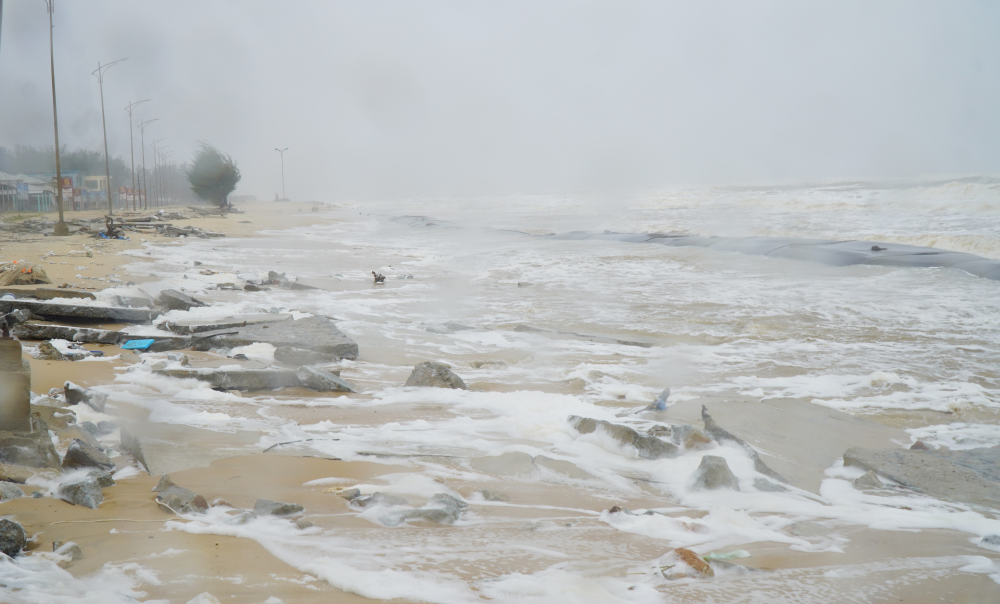 Tại phường Thuận An, đoàn công tác kiểm tra khu vực bờ biển bị xói lở nghiêm trọng sau các đợt mưa lớn và bão vừa qua.