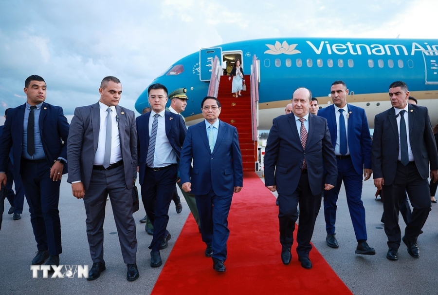 Thủ tướng Cộng hòa Algeria Dân chủ Nhân dân Sifi Ghrieb đón Thủ tướng Phạm Minh Chính tại sân bay quốc tế Houari Boumediene. Ảnh: TTXVN.